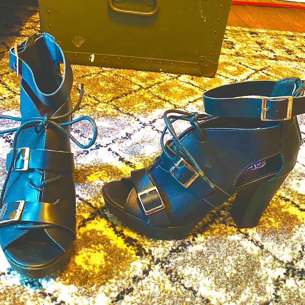 Breckelle's black Nella style heels, size 7